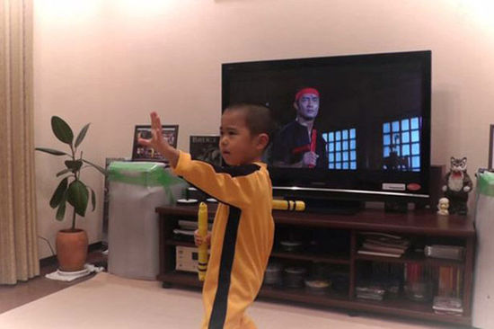5岁小朋友与李小龙电影的双节棍表演神同步