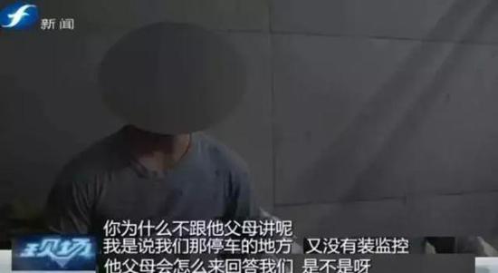 记者昨天了解到，孩子付某雄经过一晚上的手术目前仍未脱离生命危险，呼吸仍然得靠呼吸器维持。据了解，黄某明和付某雄一家均为江西人，平时是楼上楼下的邻居。黄某明在广告公司当工人。目前，黄某明被警方以故意伤害罪刑事拘留。